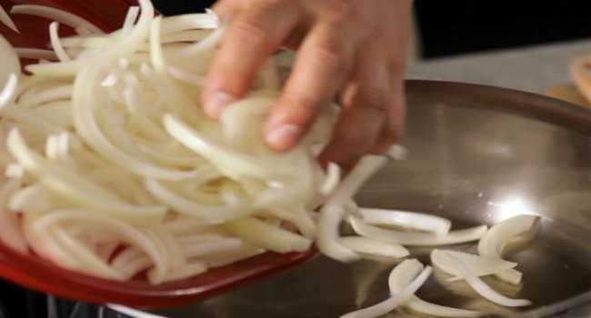 Карамелизованный лук — вкусное дополнение к повседневному меню. 5 популярных рецептов