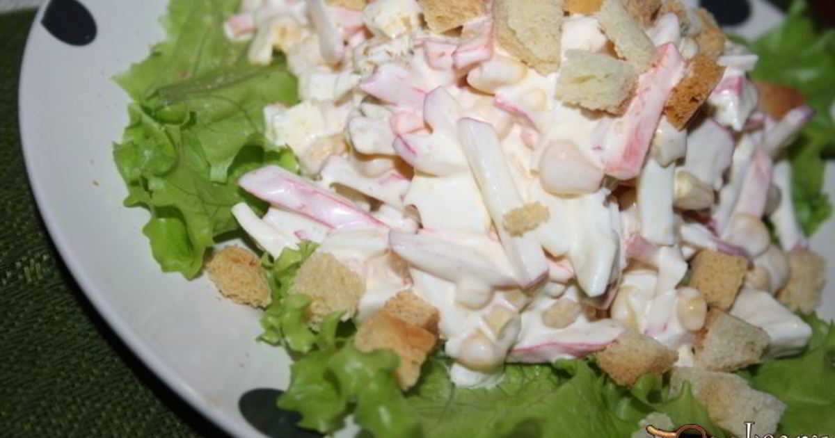Салат с крабовыми палочками и сухариками – привнесёт пикантности и разнообразия: рецепт с фото и видео
