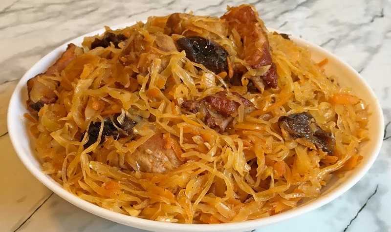 Бигус из свежей капусты со свининой, с колбасой, с картошкой