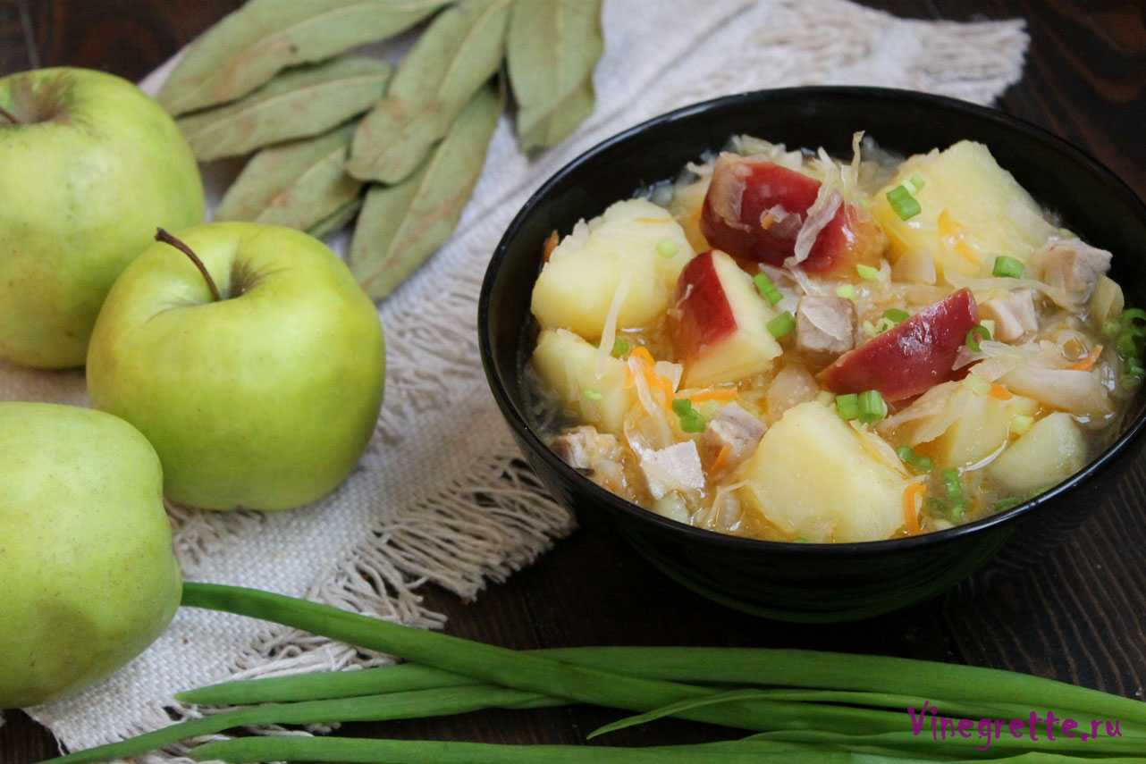 Салат из квашеной капусты с мочеными яблоками и брусникой