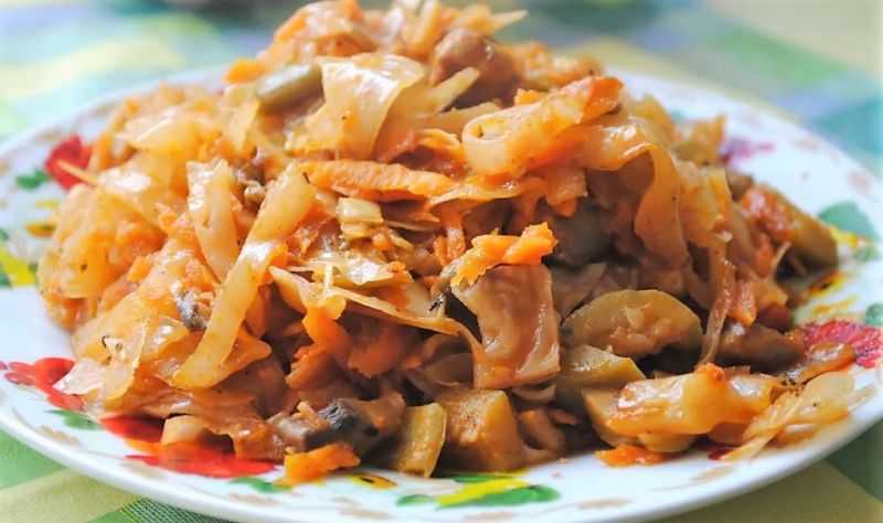 Тушеная капуста с мясом и грибами: рецепты приготовления