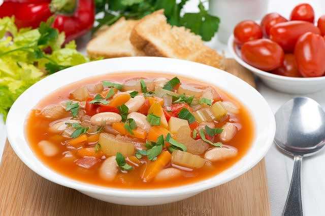 Постный овощной суп с томатами в собственном соку и кускусом