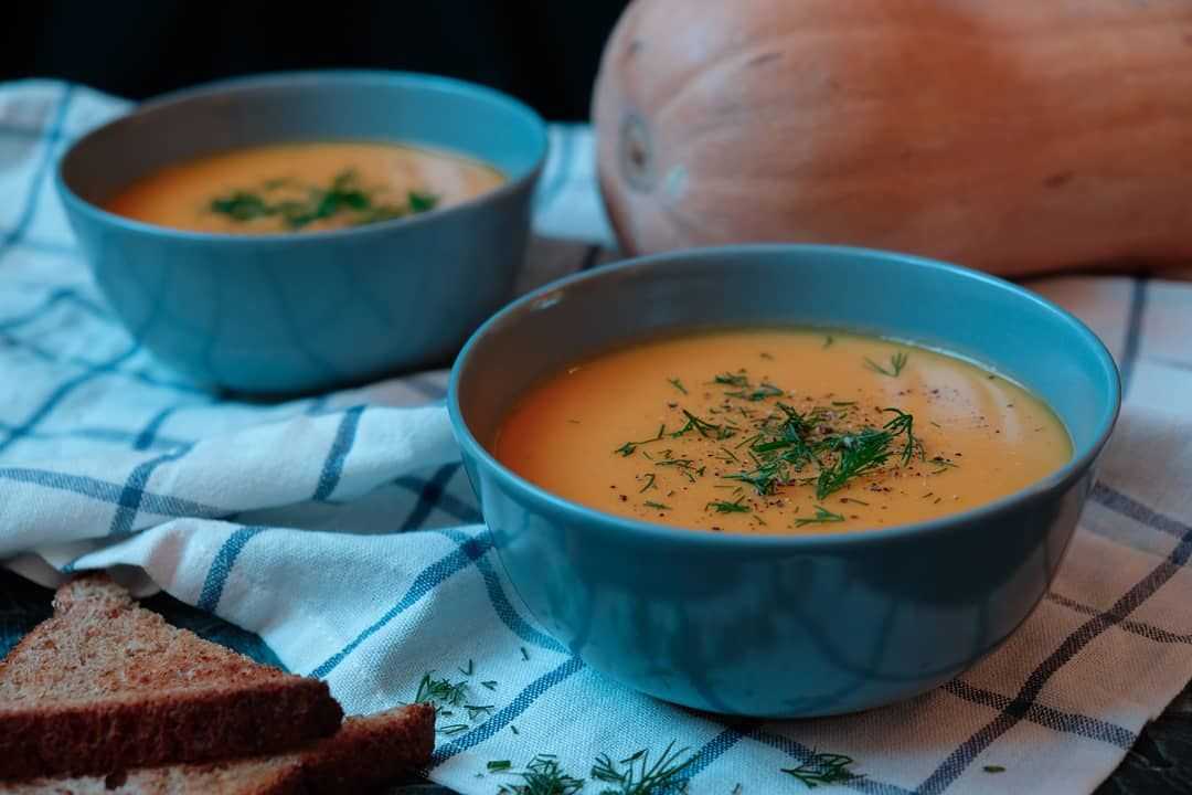 Тыквенный суп-пюре на курином бульоне с сыром