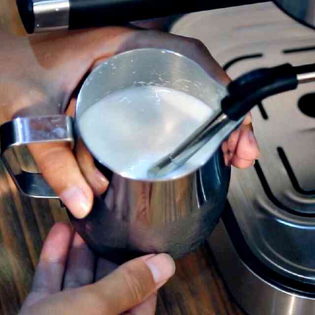 Молоко для капучино: какое лучше, как сделать молочную пенку