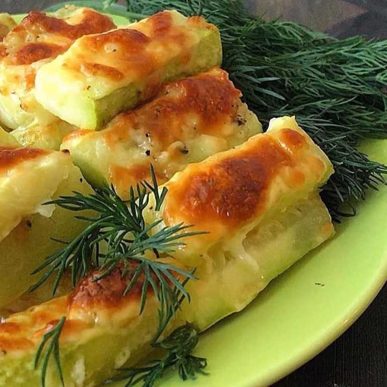 Кабачки в духовке под соусом из йогурта и чеснока