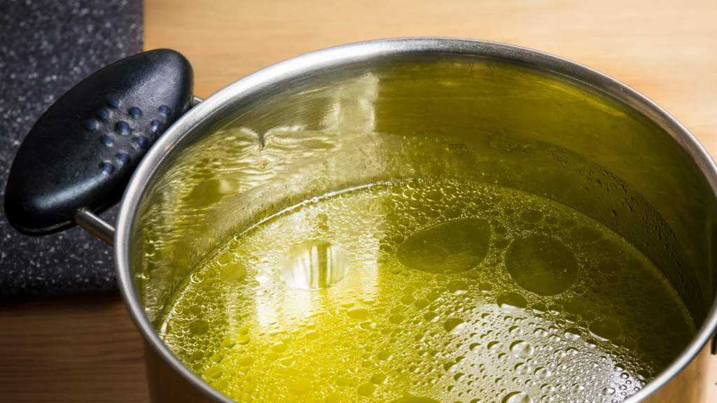 Почему жир в супе располагается на поверхности. Оттяжка для прозрачного бульона. Жир на поверхности бульона. Приготовление оттяжки для осветления бульона. Бульон мясной прозрачный.