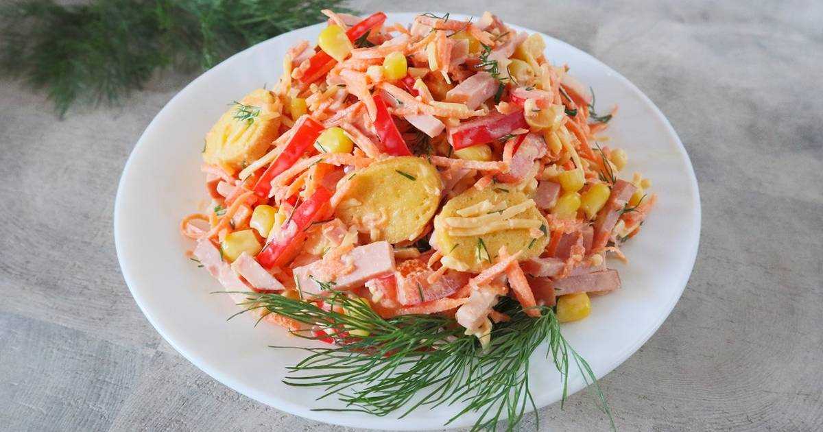 Салат из моркови с колбасой и сухариками