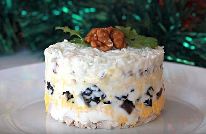 Салат с курицей черносливом огурцом и сыром
