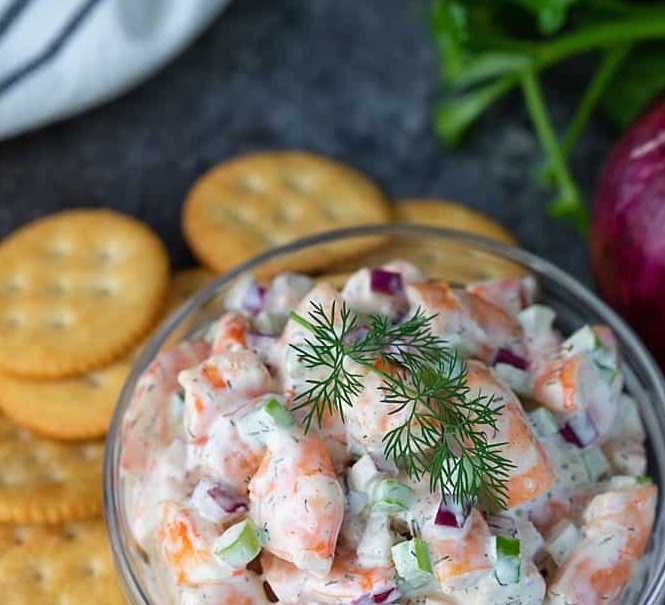 Салат новинка с крабовыми палочками и колбасой – рецепт