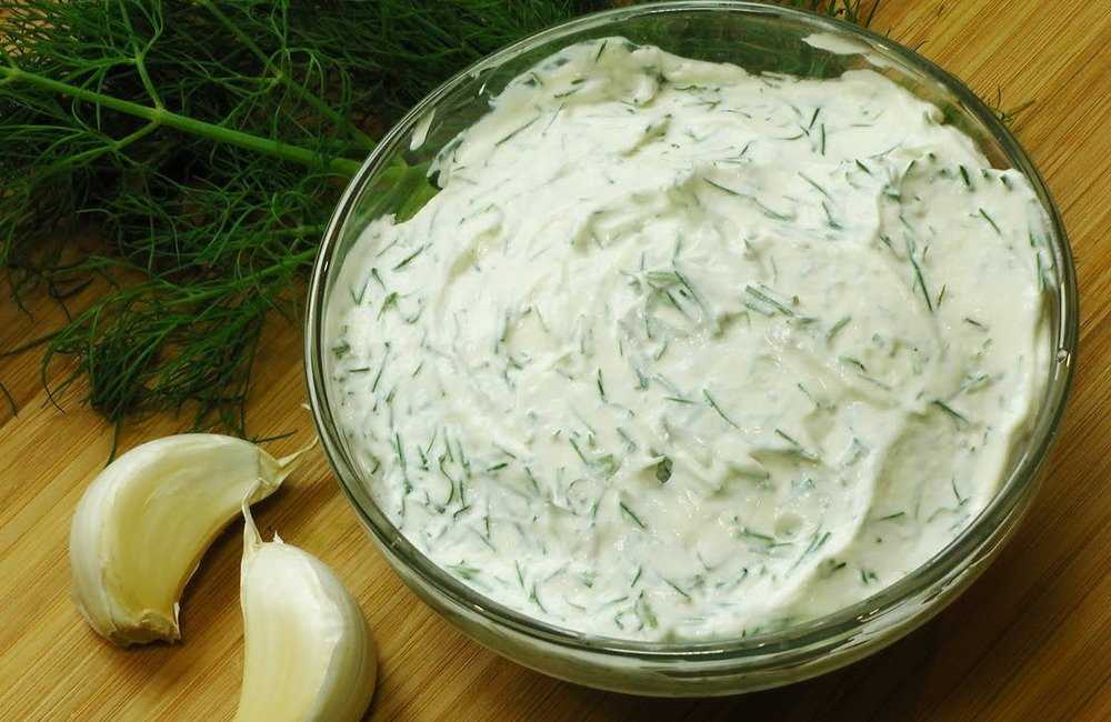 Сметанно-чесночный соус: 10 вкусных рецептов
