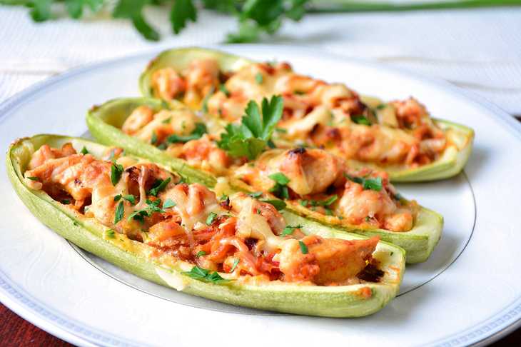 Лодочки из кабачков с рисом и овощами