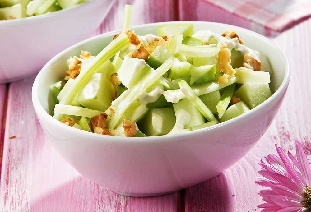 Салат с сельдереем и яблоком и курицей