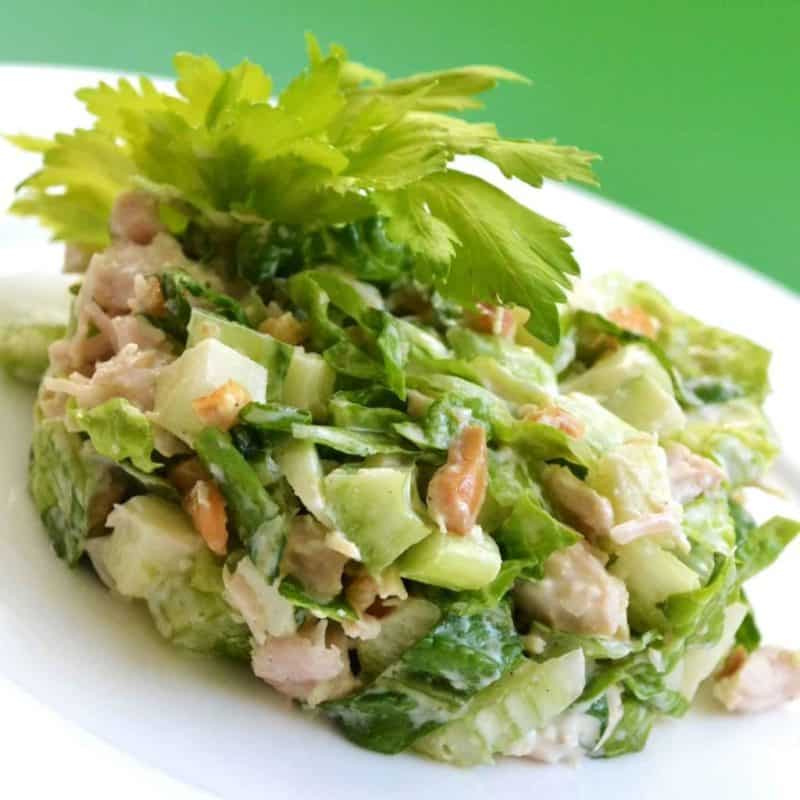 Слоеный салат с курицей, кукурузой и яблоком - рецепт пошаговый с фото