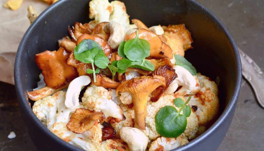 Картошка с грибами на сковороде со сметаной рецепт с фото пошагово - 1000.menu