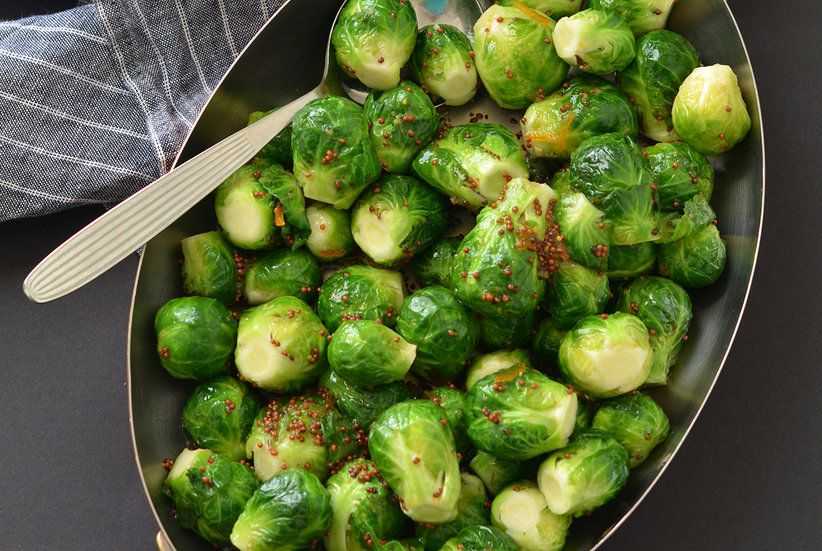 Брюссельская капуста, тушёная с овощами