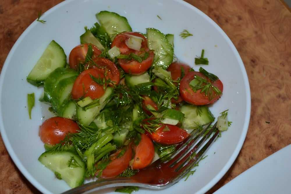 Можно есть салат из огурцов и помидоров. Овощной салат. Салат огурцы помидоры. Салат овощной домашний. Салат из огурцов и помидоров.
