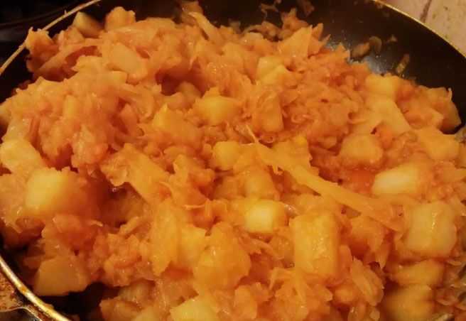 Как потушить картошку с капустой и мясом в кастрюле