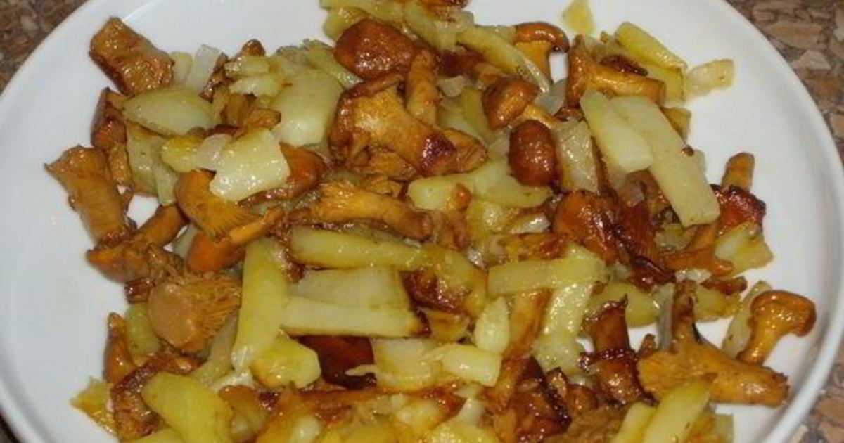 Картофель с сухими грибами. Опята жареные с картошкой. Картофель жареный с опятами. Жареная картошка с опятами на сковороде. Жареная картошка с опятами и лисичками.