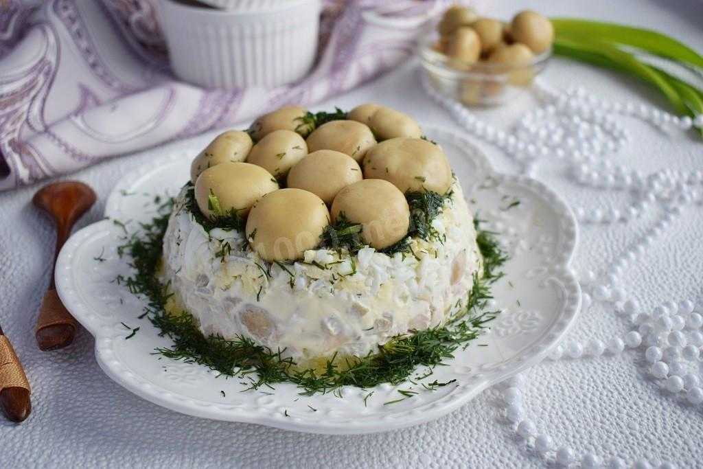 Салат грибной с шампиньонами. Салат Грибное лукошко. Салат Лесное лукошко. Салат Грибное лукошко с опятами. Салат лукошко с грибами.