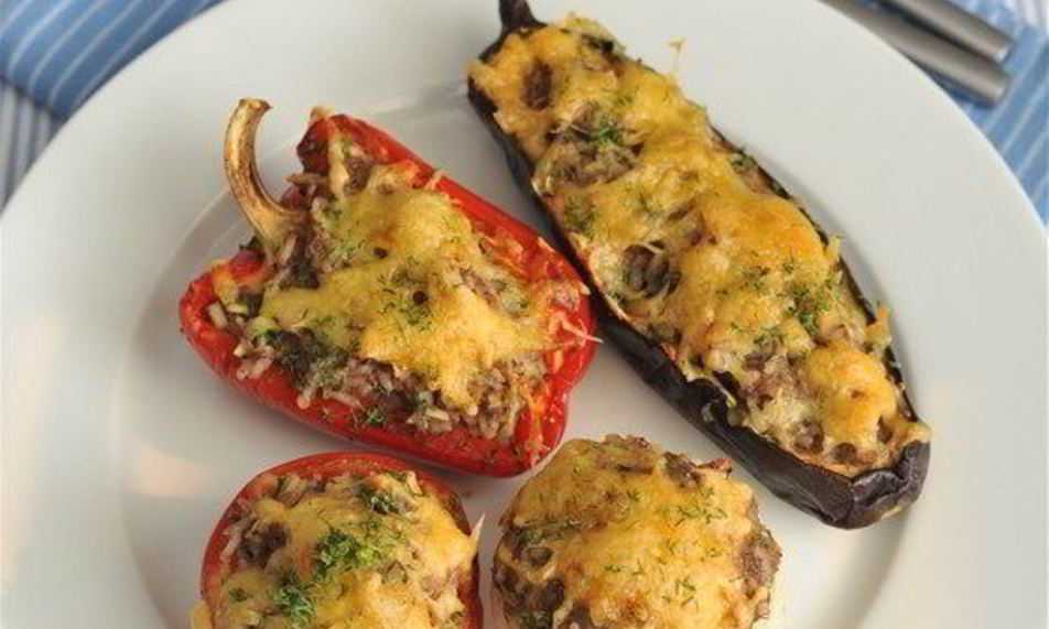 Баклажаны с мясом и рисом в сметанном соусе