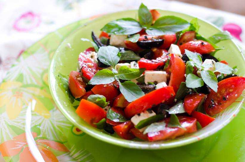 Салат с помидорами и огурцами и рецепт с фото