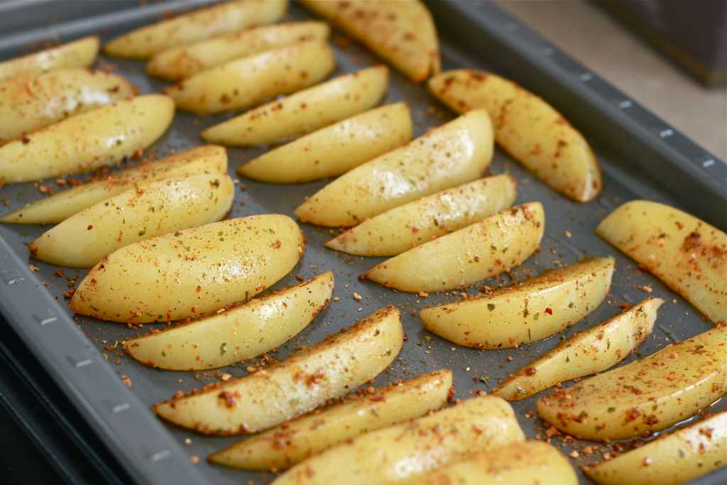 Рецепт картошки в духовке дольками по деревенски на протвине с фото пошагово