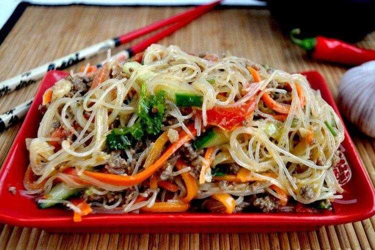 20 салатов с фунчозой, которые точно стоит приготовить