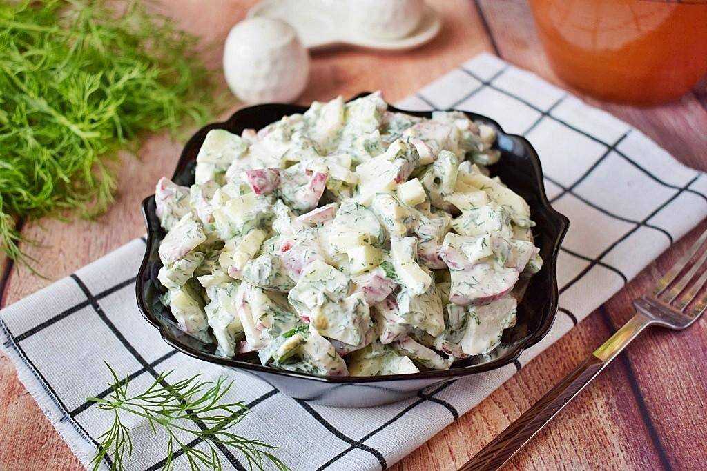 Салат из огурцов, помидоров и сметаны с зеленым луком рецепт с фото пошагово - 1000.menu