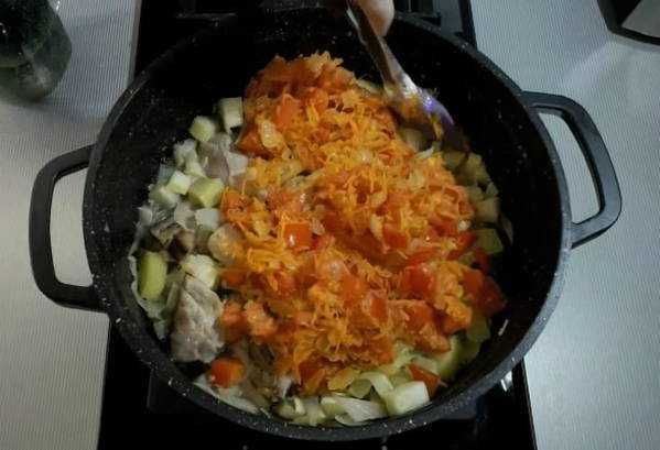 Как приготовить Рагу из варёной курицы с овощами с использованием: курица вареная,лук репчатый,морковь,помидоры бурые Рагу из варёной курицы с овощами - это очень аппетитное, сочное и сытное блюдо, которое отлично подойдёт и на обед или на ужин Ко всем до