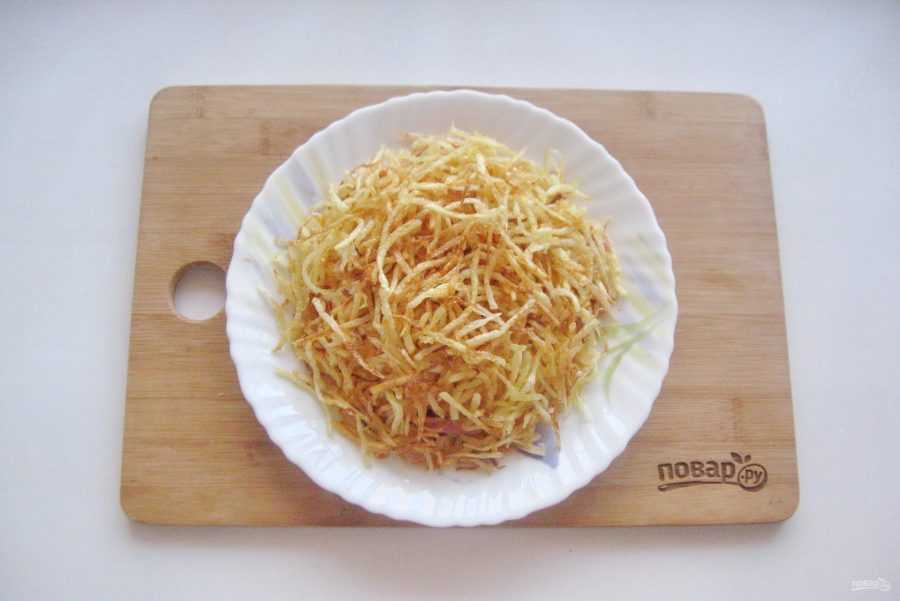 Салат с картофельной соломкой - 7 рецептов с курицей, грибами, мясом