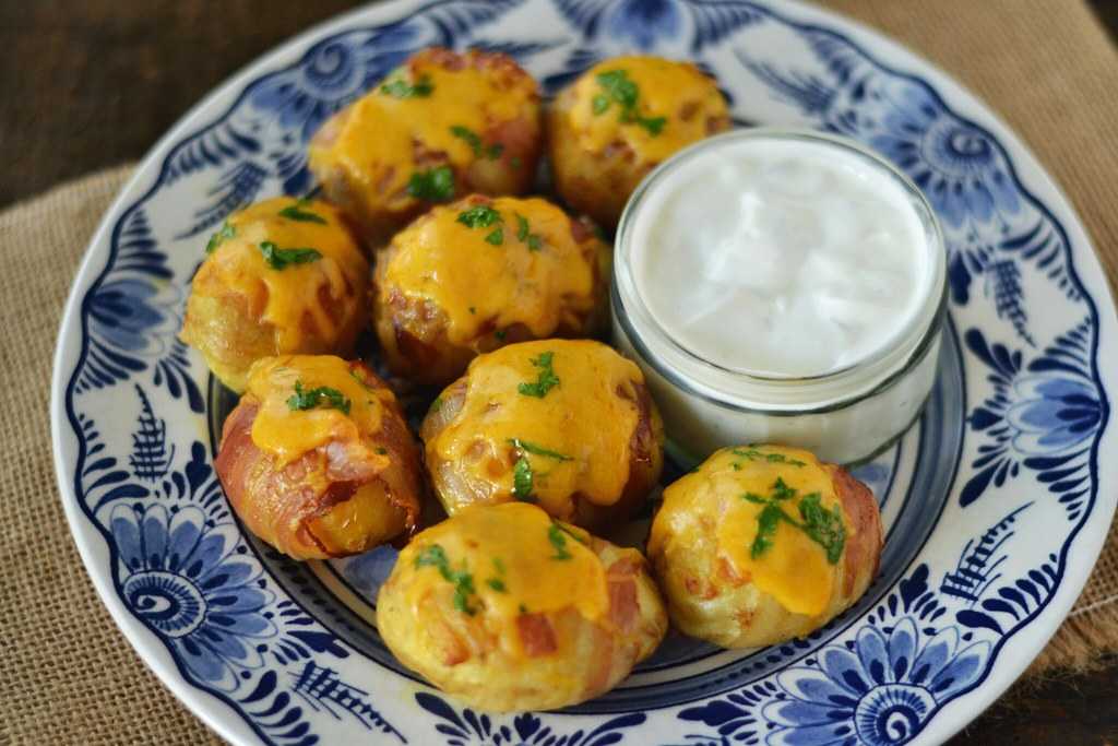 Золотистая картошка, запеченная дольками, по-деревенски в духовке — лучшие рецепты и секрет хрустящей корочки