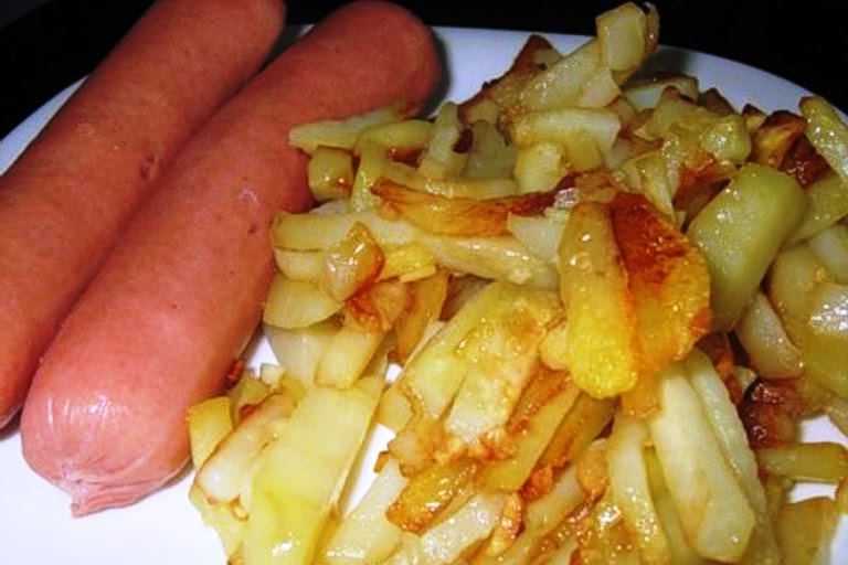 Жареная картошка с луком и сосисками на сковороде