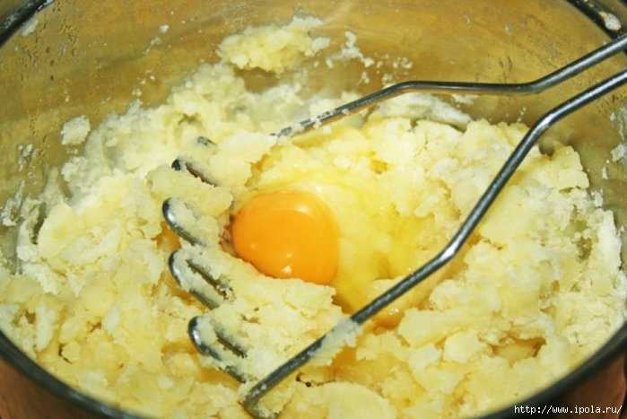 Пюре с маслом и яйцом рецепт. Картошка пюре с яйцом и молоком. Пюре с яйцом. Картофельное пюре с яйцом. Картофельное пюре с яйцом и молоком.