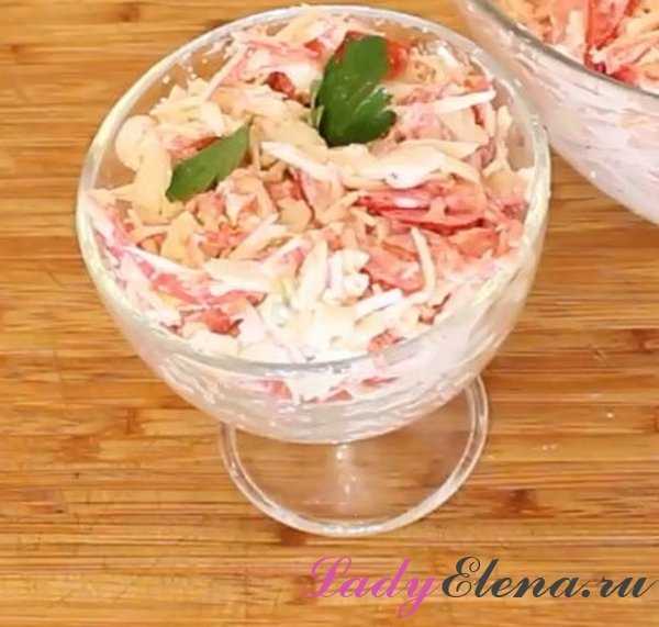Варианты приготовления салата с крабовыми палочками и копчёной курицей
