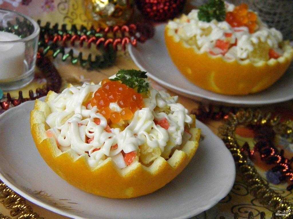 Как приготовить Салат в апельсиновых корзиночках с использованием: курица вареная,апельсины,огурцы,яйца вареные Изысканный салат в апельсиновых корзиночках выглядит на столе как нечто таинственное, загадочное Глядя на фото, кажется, что это разрезанный ап