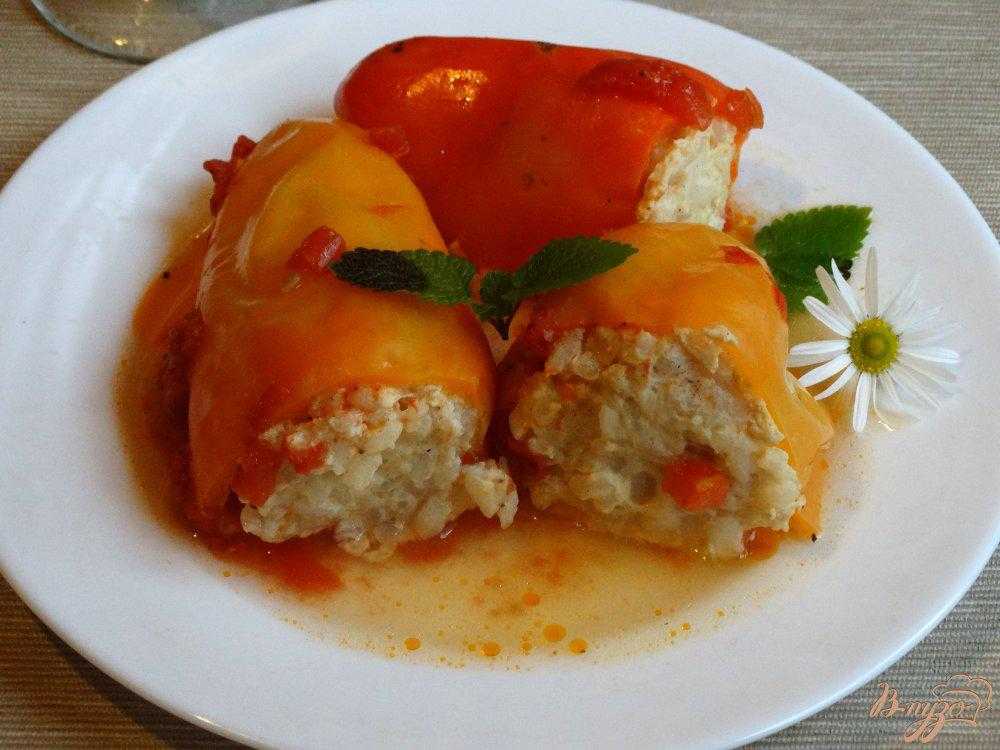Как приготовить Фаршированный перец с мясом и рисом в томатном соусе в мультиварке с использованием: перец болгарский,фарш свинина и курица,лук репчатый,морковь Фаршированный перец с мясом и рисом в томатном соусе в мультиварке - одно из самых популярных