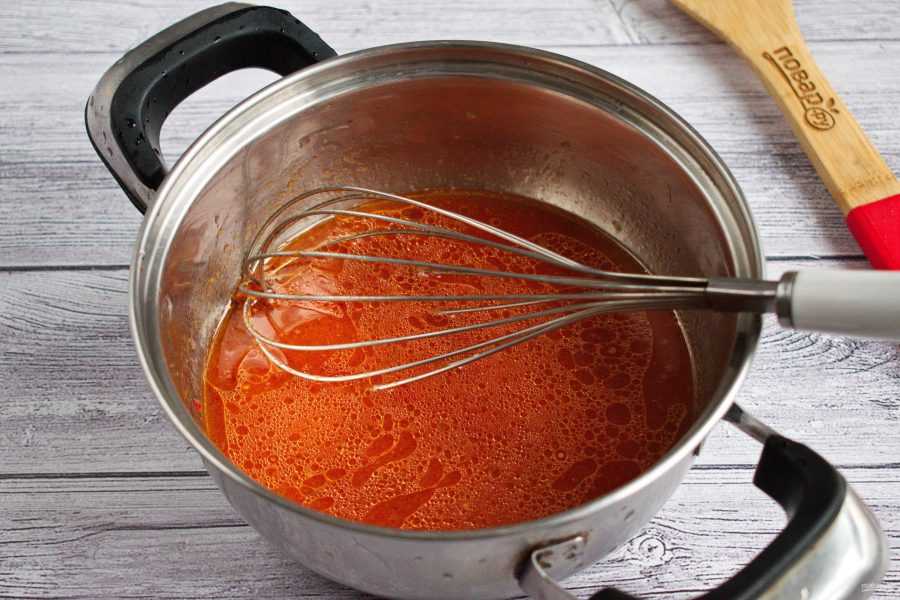Кисло сладкий соус классический рецепт. Кисло сладкий соус. Приготавливаем кисло сладкий соус. Сладко кислый соус. Сладкий соус на крахмале.