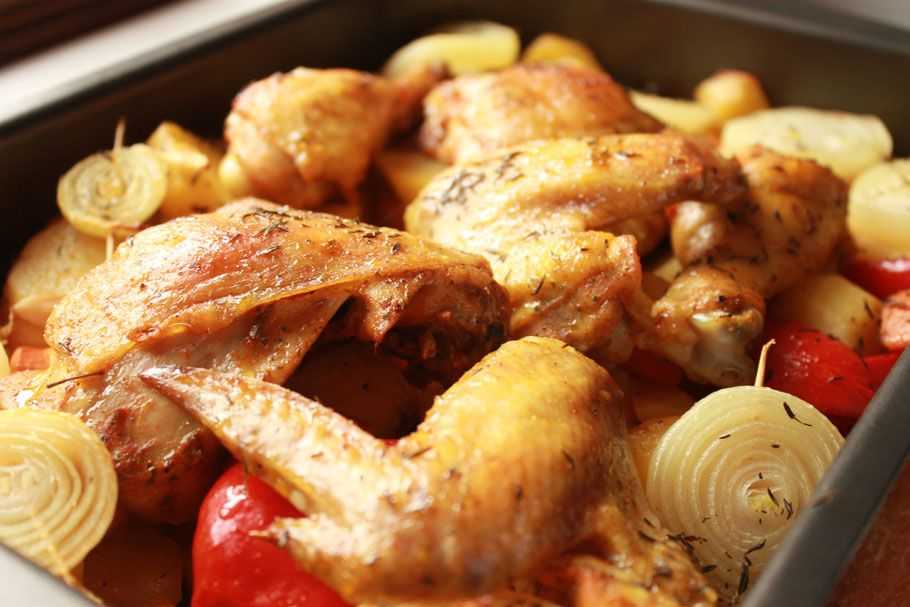 Курица с картошкой в духовке с майонезом и чесноком рецепт с фото