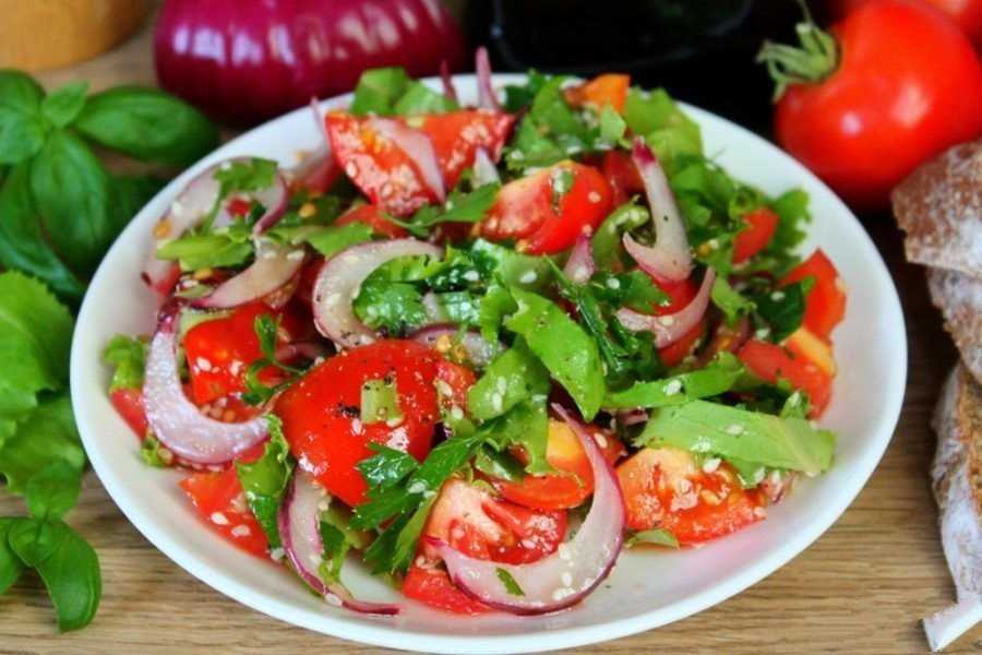 Салат начос с помидорами