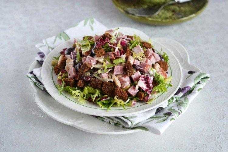 Салат обжорка маринованные огурцы курица