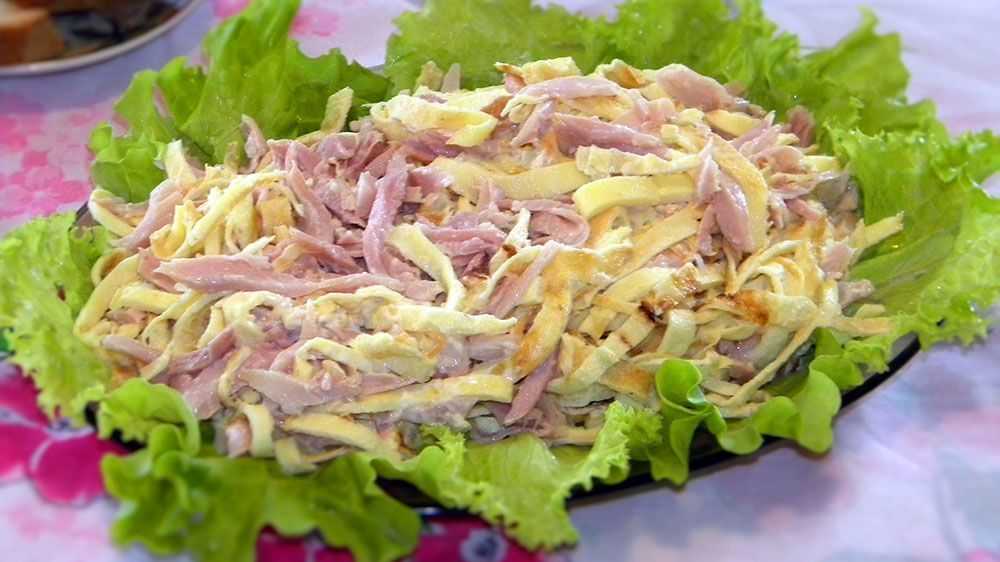 Салат с копченой курицей и колбасным сыром рецепт с фото