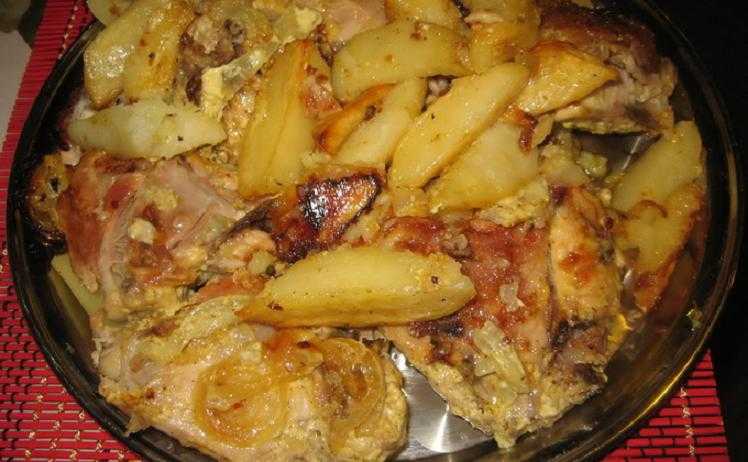 Как приготовить Картофель с курицей и майонезом в рукаве в духовке с использованием: картофель,окорочка куриные,паприка,приправа Картофель с курицей это всегда вкусно Поэтому я готовлю очень часто блюда из этих основных продуктов