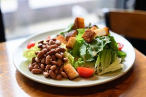 20 очень вкусных салатов с фасолью и сухариками