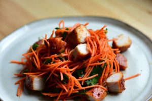 8 простых рецептов салата с корейской морковью и копченой курицей 2021: пошаговые с фото