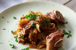 Готовим с любовью: тушеная капуста со свиными ребрышками в мультиварке