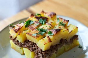Картофельная запеканка с фаршем в духовке: 12 самых вкусных рецептов