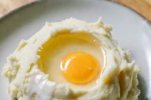 Картофельное пюре с яйцом и молоком