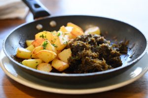 Картошка с квашеной капустой тушеная на сковороде