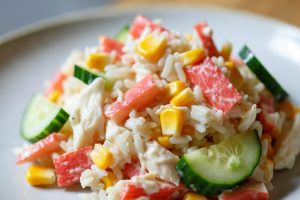 Классический крабовый салат с кукурузой, рисом и огурцом