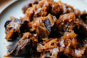Квашеная капуста с мясом тушеная в мультиварке